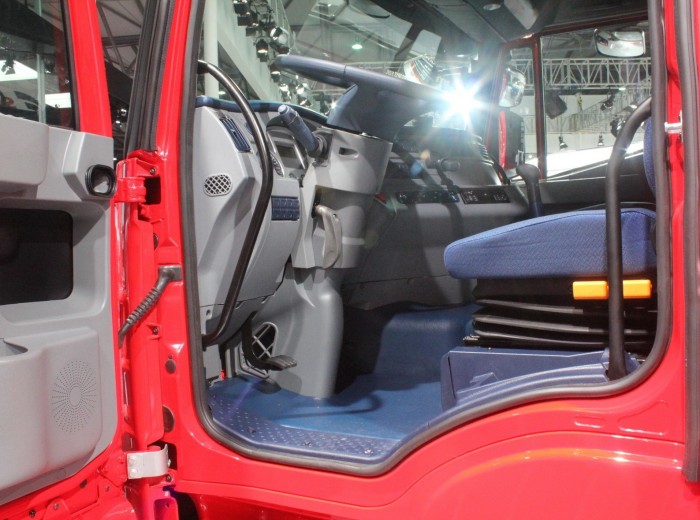 红岩 杰狮S100重卡 480马力 6X4 牵引车(红色版)(CQ4255HXG334)驾驶室图（5/45）