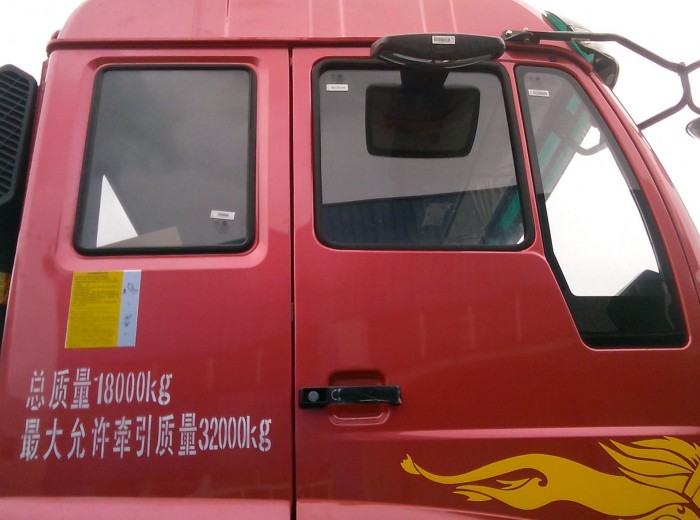 中国重汽 金王子重卡 266马力 4X2 牵引车(ZZ4181M3611C) 外观图（6/9）