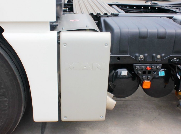 曼(MAN) TGX系列重卡 440马力 6X4 牵引车(型号TGX26.440 BLS)外观图（40/49）