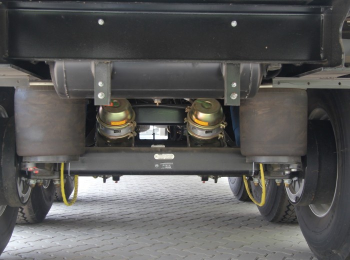 奔驰 Actros重卡 440马力 6X2 冷藏牵引车（型号2644）上装图（37/58）