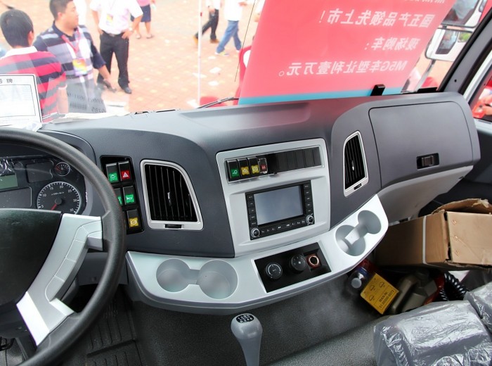 中国重汽 斯太尔M5G 240马力 4X2 牵引车(ZZ4181N361GE1)驾驶室图（5/6）