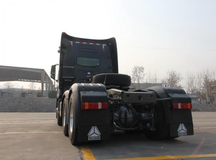 中国重汽 HOWO A7系重卡 420马力 6X4 牵引车(驾驶室A7-P)(ZZ4257V3247N1B)外观图（31/31）