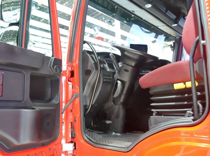 红岩 杰狮S100重卡 480马力 6X4 牵引车(CQ4255HXG334)驾驶室图（2/38）