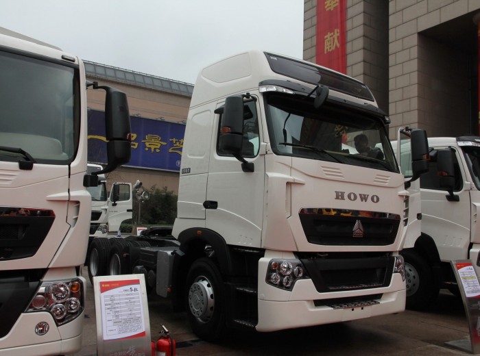 中国重汽 HOWO-T7H重卡 430马力 6X4 牵引车（ZZ4257V324HC1B）外观图（24/33）