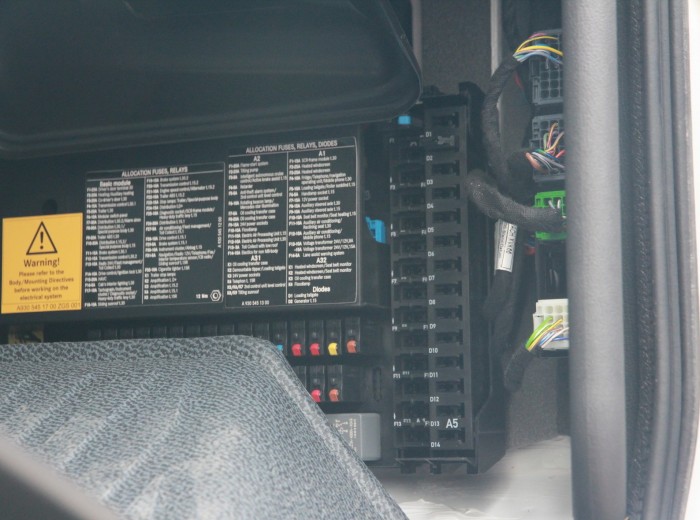 奔驰 Actros重卡 440马力 6X2 牵引车(型号2644)驾驶室图（46/58）