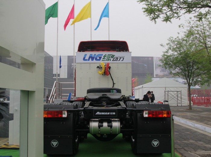福田 欧曼ETX 6系重卡 380马力 6X4 LNG牵引车(ETX-2490标准版)(BJ4253SNFCB-AB)外观图（5/22）