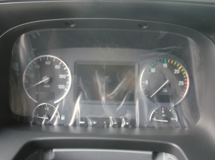 奔驰 Actros重卡 440马力 6X2 牵引车 (型号2644)驾驶室图（5/19）