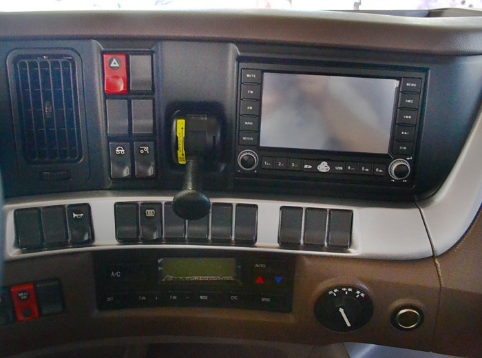 东风柳汽 乘龙H7重卡 430马力 6X2 牵引车(豪华版)(LZ4250H7CA)驾驶室图（10/27）