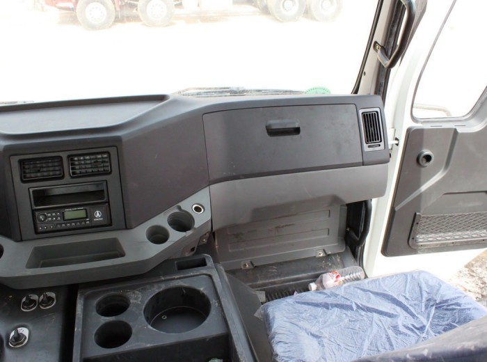 北奔 NG80系列重卡 325马力 8X4 自卸车(ND3311D29)驾驶室图（3/6）