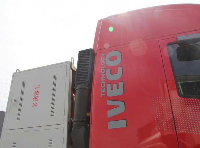 红岩 杰狮M100 336马力 6X2 LNG牵引车(CQ4256HTG303T)外观图（12/14）