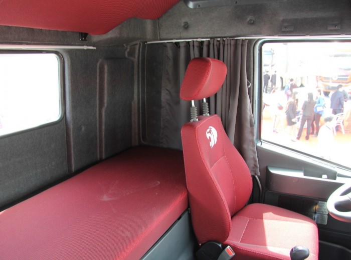 红岩 杰狮C100畅途版 390马力 6X4 牵引车(CQ4255HTG334)驾驶室图（29/66）