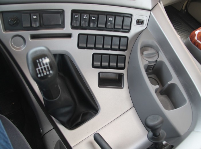 东风 天龙重卡 420马力 6X4 牵引车(2011款)（DFL4251A10）驾驶室图（4/12）