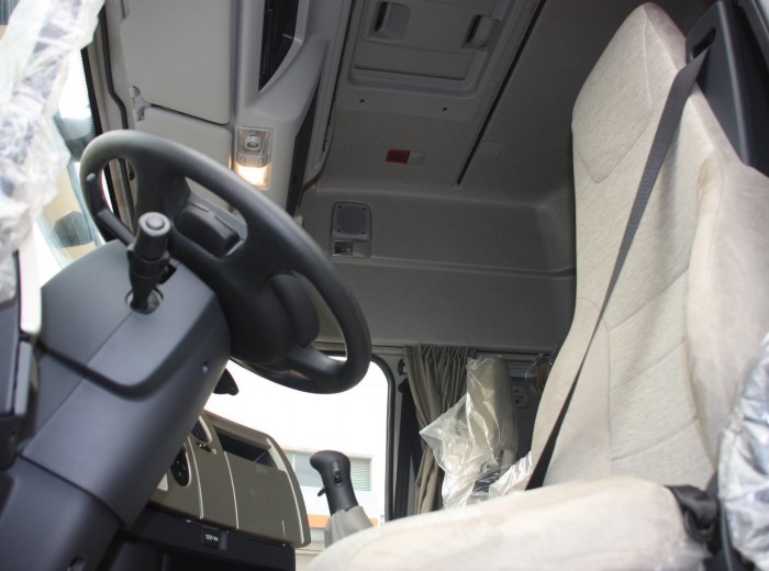 雷诺 Premium 380 DXi系列重卡 380马力 6X2 牵引车(中提升桥)驾驶室图（3/31）