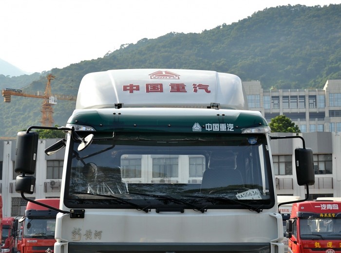 中国重汽 新黄河C5B 220马力 4X2 牵引车(ZZ4184K3616D1)外观图（10/43）