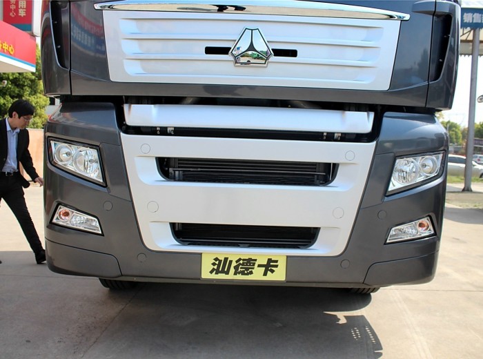 中国重汽 SITRAK C7H重卡 440马力 6X2 牵引车(ZZ4256V323HD1)(黑色)外观图（20/30）