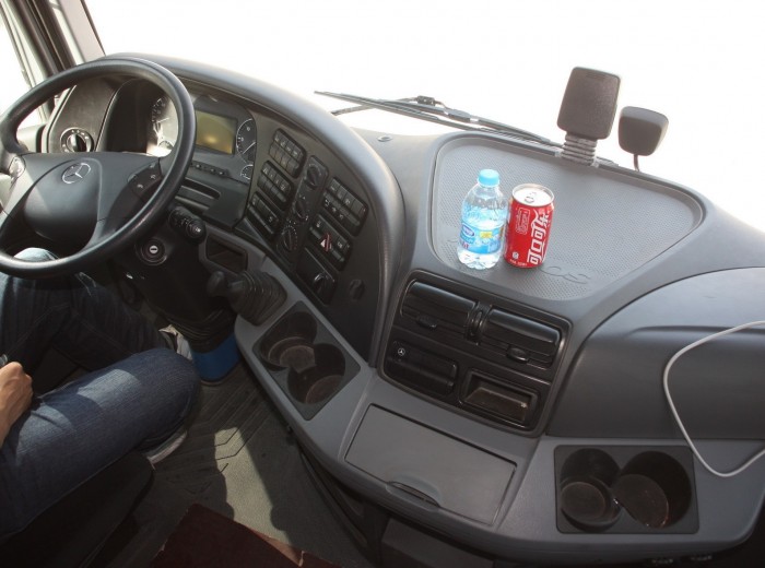 奔驰 Actros重卡 408马力 6X2 牵引车(黑金刚)(型号2544)驾驶室图（7/66）