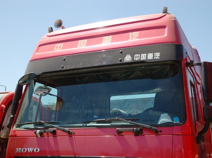 中国重汽 HOWO重卡 410马力 6X2 牵引车(高顶双卧铺)(ZZ4257V3231V)外观图（4/8）