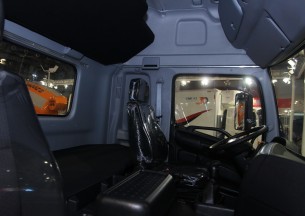 广汽日野 700系列重卡 350马力 6X4 牵引车(YC4250SS2PK4)驾驶室图