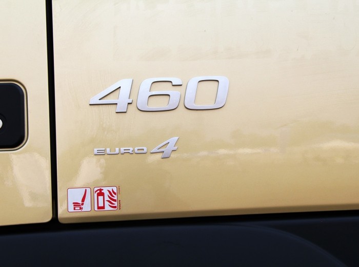 沃尔沃 新FM重卡 460马力 6X2 牵引车(金色)外观图（32/33）