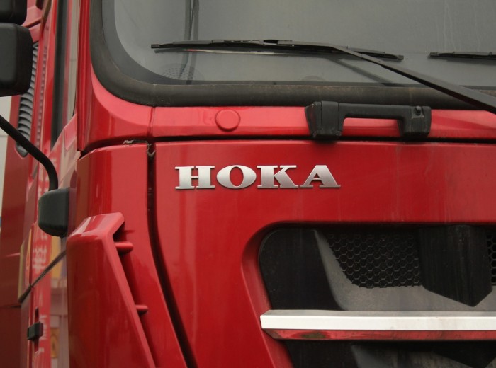 中国重汽 HOKA H7系重卡 336马力 4X2 牵引车(ZZ4183)外观图（4/11）