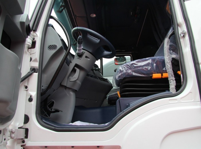 红岩 杰狮重卡 380马力 6X4 牵引车(出口型)(CQ4254HTVG324B)驾驶室图（3/13）