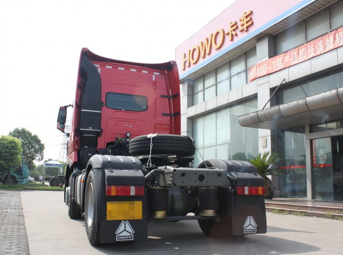 中国重汽 HOWO-T7H重卡 320马力 4X2 牵引车外观图（4/33）