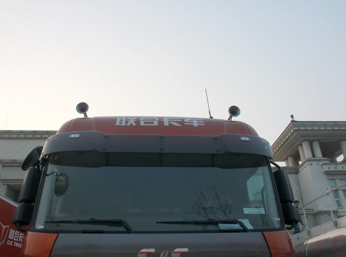 联合卡车U420 420马力 6X4 牵引车(标载型)(SQR4251D6ZT4-6)外观图（11/28）