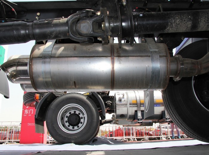 福田 欧曼ETX 6系重卡 380马力 6X2 LNG牵引车(BJ4253SNFCB-XA)底盘图（4/13）