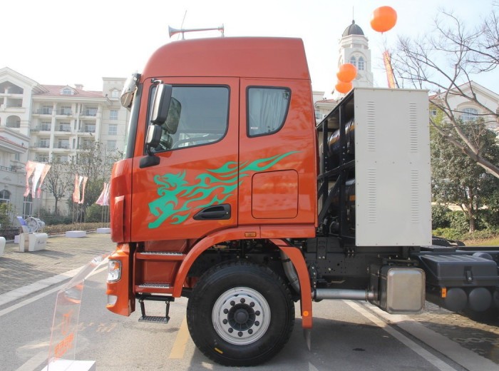 联合卡车U400 400马力 6X4 LNG牵引车(超重载型)(SQR4251N6ZT4)外观图（24/25）