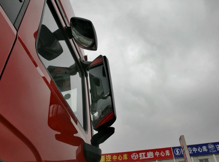 陕汽 德龙X3000重卡 375马力 6X4 牵引车(SX42564T324)外观图（51/85）