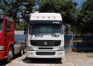 中国重汽 HOWO重卡 300马力 6X4 牵引车(至强版 HW79)(ZZ4257M3247C)