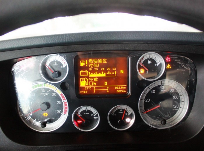 中国重汽 HOWO T7H系重卡 320马力 4X2 牵引车(高顶)(ZZ4187N361MD1H)驾驶室图（26/55）