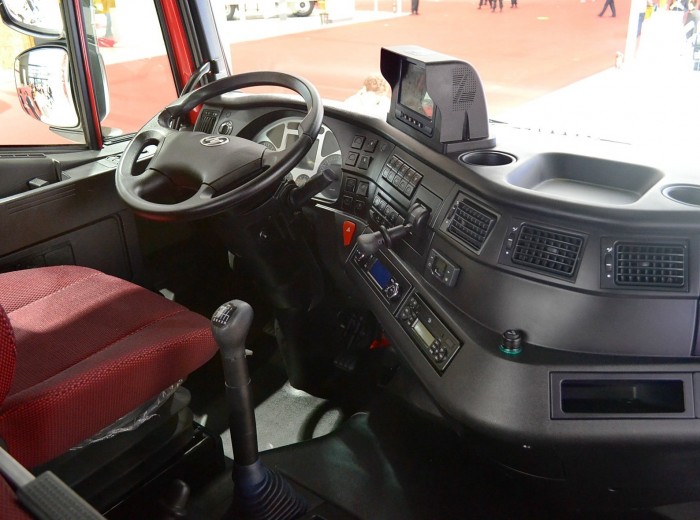 红岩 杰狮S100重卡 480马力 6X4 牵引车(CQ4255HXG334)驾驶室图（15/38）