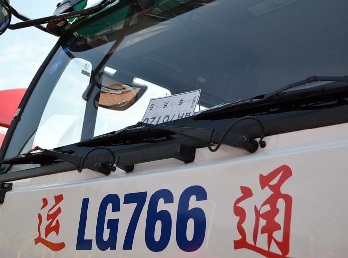 中国重汽 新黄河M5G 240马力 4X2 LNG牵引车(ZZ4184M421GE1L)外观图（12/38）