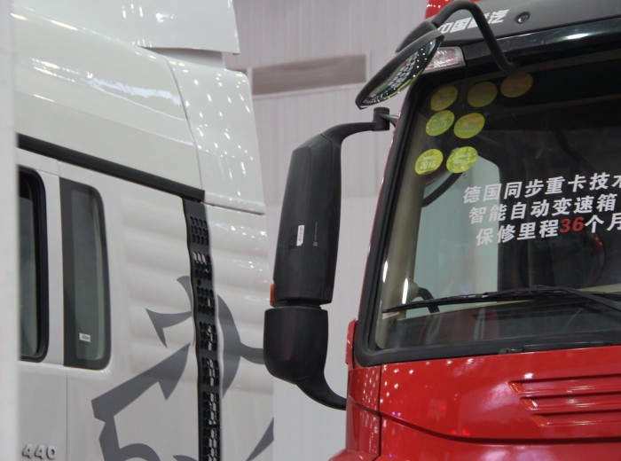中国重汽 HOWO-T7H重卡 430马力 6X4 牵引车（ZZ4257V324HC1B）外观图（15/33）