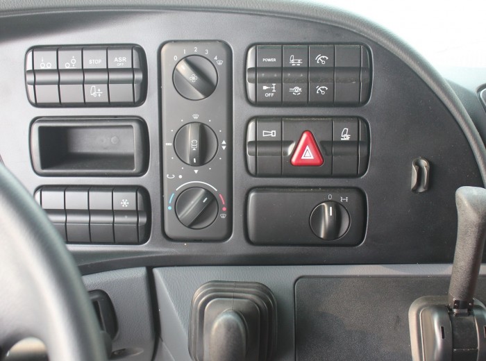 奔驰 Actros重卡 440马力 6X2 牵引车 (型号2644)驾驶室图（8/19）