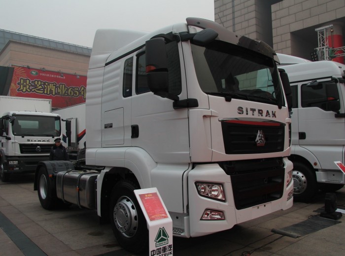 中国重汽 SITRAK C7H重卡 400马力 4X2 牵引车(ZZ4186V361MD1B)外观图（3/13）