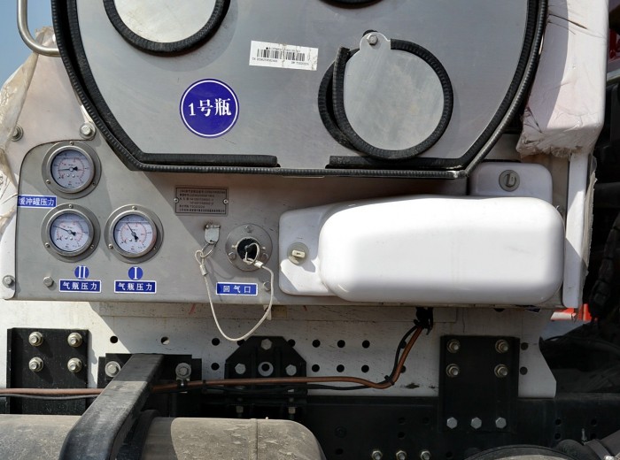 陕汽 德龙F3000重卡 380马力 6X4 LNG牵引车(SX4258NT384TL)(轻量化版)外观图（50/69）
