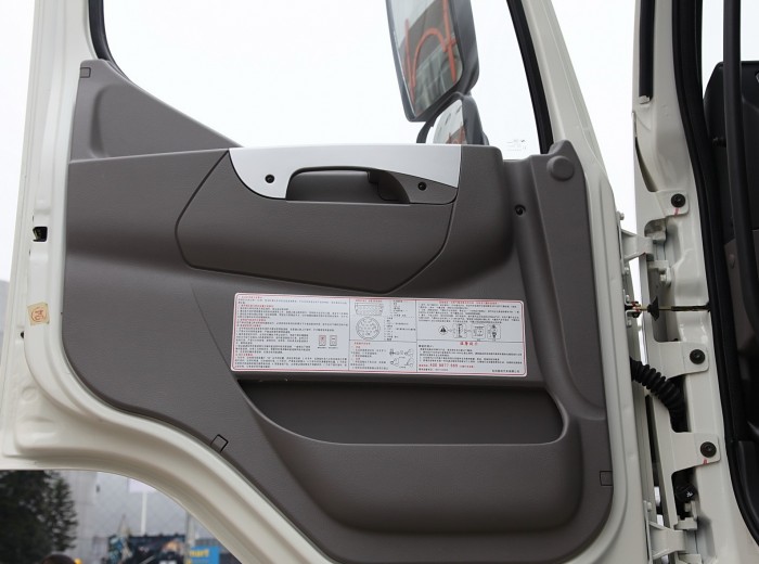 东风柳汽 霸龙康明斯M7C重卡 400马力 6X4 牵引车(LZ4251QDCA)驾驶室图（3/59）