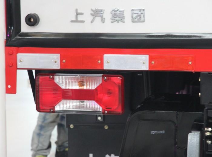 南京依维柯 超越C500-33 141马力 4.03米单排厢式轻卡外观图（28/31）