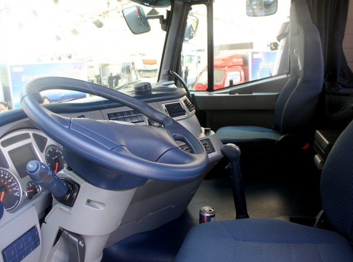 红岩 杰狮重卡 400马力 6X4 牵引车(高顶双卧)(CQ4255HTVG324V)驾驶室图（2/38）