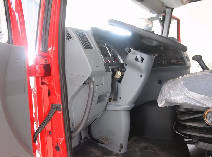 红岩 杰狮重卡 350马力 4X2 牵引车(CQ4185HTG361C)驾驶室图（6/45）