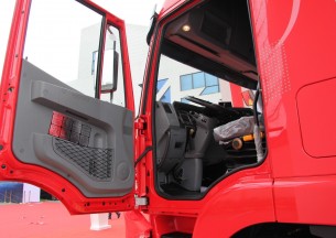 红岩 杰狮M100重卡 380马力 6X4 LNG牵引车(CQ4256HTG384T)驾驶室图
