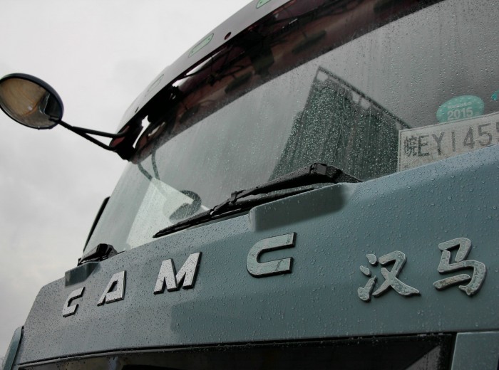 华菱 汉马重卡 375马力 6X4 牵引车(HN4252A34C2M4)外观图（24/48）