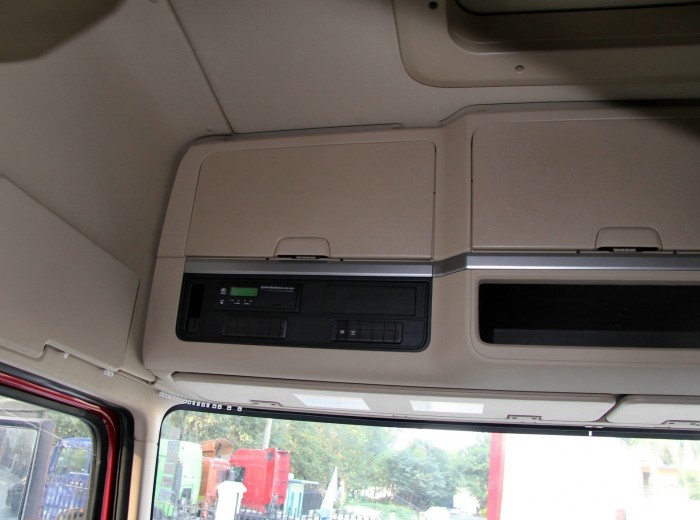四川现代 Xcient创虎P410 410马力 6X4 牵引车(CHM4250KPQ49M)(低配)驾驶室图（34/62）