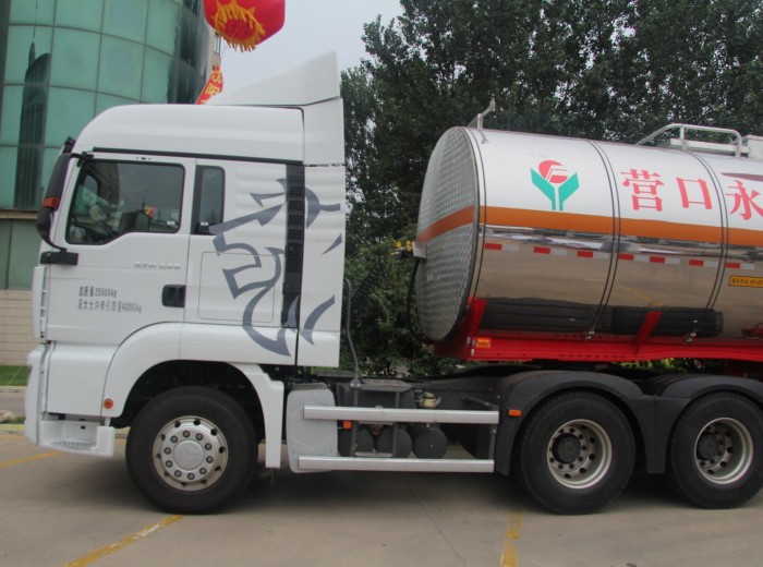 中国重汽 SITRAK C7H重卡 440马力 6X4 牵引车(ZZ4256V324MD1B)外观图（12/14）