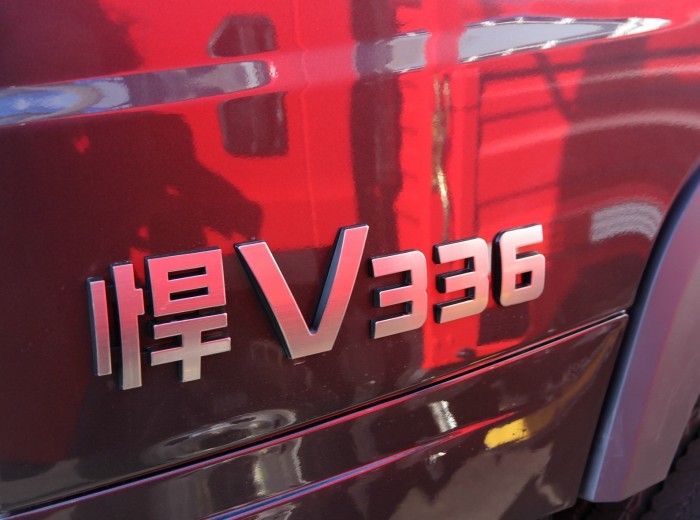 青岛解放 悍V重卡 336马力 6X2 LNG牵引车(CA4226P1K15T3NE5A80)外观图（7/7）
