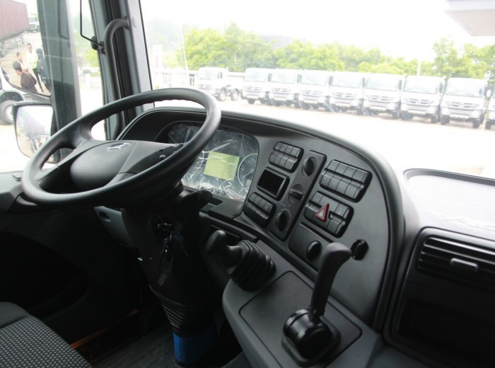 奔驰 Actros重卡 440马力 6X2 牵引车(型号2644)驾驶室图（19/58）