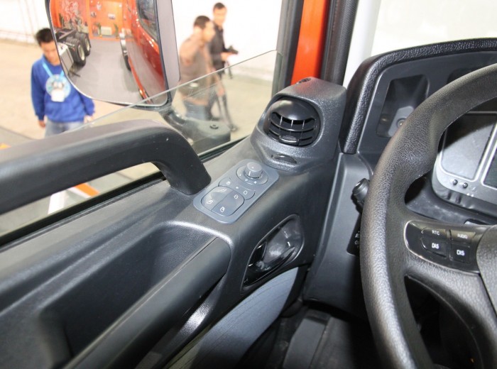 联合卡车U420 420马力 6X4 牵引车(SQR4250D6ZT4)驾驶室图（9/14）