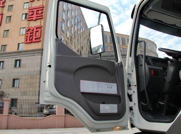 东风柳汽 霸龙重卡 310马力 6X4 自卸车(LZ3258M5DA)驾驶室图（1/33）